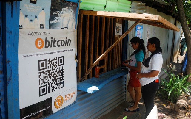 Người dân mua hàng ở một điểm chấp nhận thanh toán bằng Bitcoin ở El Zonte.