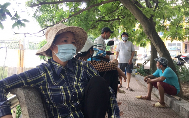  Người lao động tự do ở Hà Nội chật vật mưu sinh trong mùa dịch  - Ảnh 1.