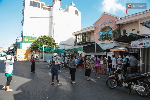 Người dân xếp hàng đi chợ bằng tem phiếu lần đầu tiên ở Sài Gòn: “Tôi thấy phát phiếu đi chợ rất tốt, an toàn cho mọi người trong mùa dịch” - Ảnh 1.