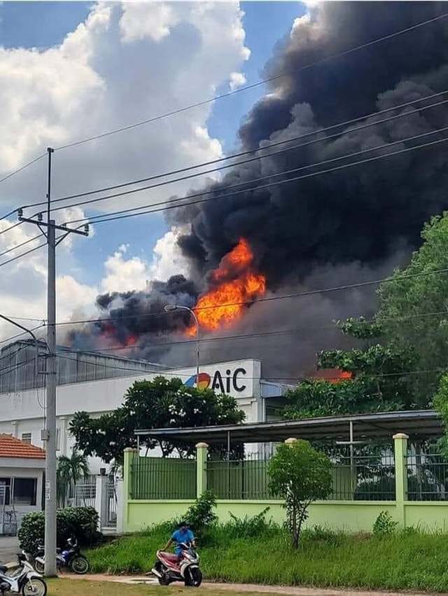  CLIP: Đang cháy lớn ở KCN Long Bình, cột khói cao hàng trăm mét  - Ảnh 1.