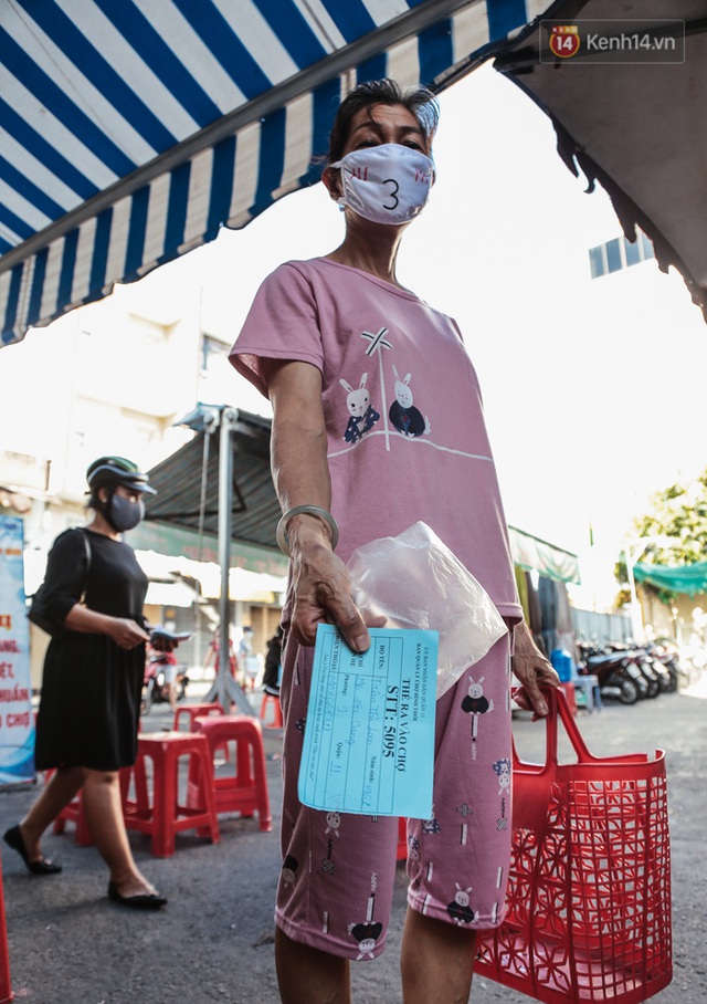  Người dân xếp hàng đi chợ bằng tem phiếu lần đầu tiên ở Sài Gòn: “Tôi thấy phát phiếu đi chợ rất tốt, an toàn cho mọi người trong mùa dịch” - Ảnh 11.