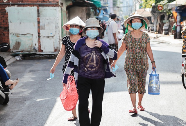  Người dân xếp hàng đi chợ bằng tem phiếu lần đầu tiên ở Sài Gòn: “Tôi thấy phát phiếu đi chợ rất tốt, an toàn cho mọi người trong mùa dịch” - Ảnh 13.