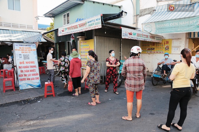  Người dân xếp hàng đi chợ bằng tem phiếu lần đầu tiên ở Sài Gòn: “Tôi thấy phát phiếu đi chợ rất tốt, an toàn cho mọi người trong mùa dịch” - Ảnh 14.