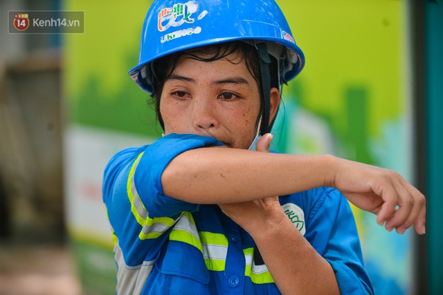 Công nhân thu gom rác bị nợ lương ở Hà Nội nghẹn ngào khi được nhiều mạnh thường quân ủng hộ: Tôi vui lắm... có hôm thức cả đêm ở lều vì sợ mất tiền - Ảnh 4.