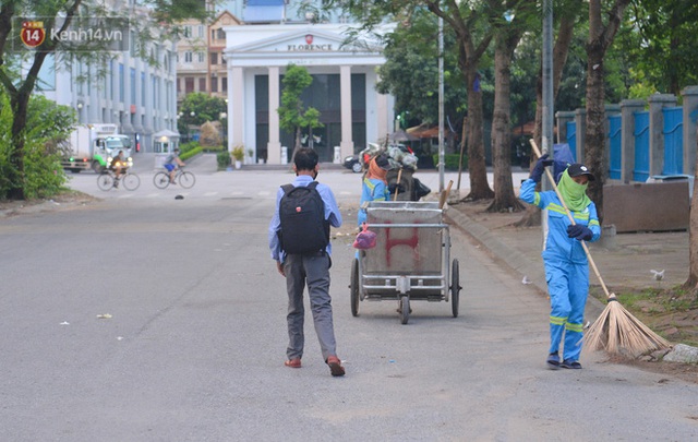 Công nhân thu gom rác bị nợ lương ở Hà Nội nghẹn ngào khi được nhiều mạnh thường quân ủng hộ: Tôi vui lắm... có hôm thức cả đêm ở lều vì sợ mất tiền - Ảnh 9.