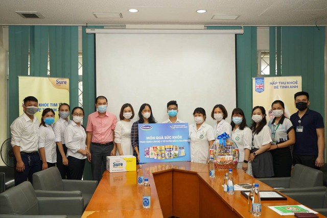 Chiến dịch Bạn khỏe mạnh, Việt Nam khỏe mạnh: Vinamilk tặng món quà sức khỏe đến y bác sĩ tại 4 bệnh viện tuyến đầu và người thân - Ảnh 1.