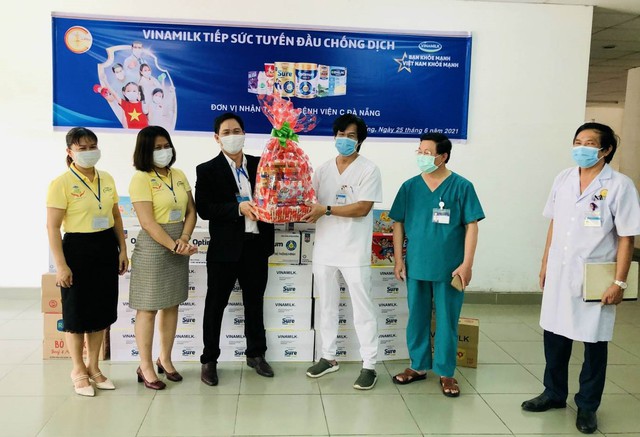 Chiến dịch Bạn khỏe mạnh, Việt Nam khỏe mạnh: Vinamilk tặng món quà sức khỏe đến y bác sĩ tại 4 bệnh viện tuyến đầu và người thân - Ảnh 3.