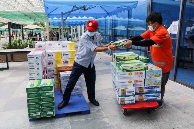 Chiến dịch Bạn khỏe mạnh, Việt Nam khỏe mạnh: Vinamilk tặng món quà sức khỏe đến y bác sĩ tại 4 bệnh viện tuyến đầu và người thân - Ảnh 6.