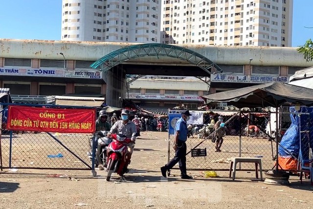 Tiểu thương khóc ròng nhìn hàng loạt chợ truyền thống đóng cửa - Ảnh 11.