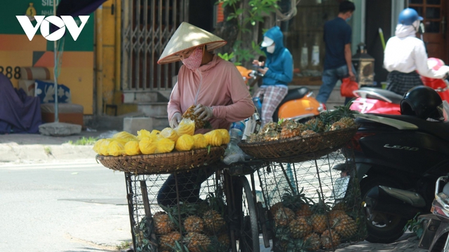 Người dân chật vật mưu sinh dưới nắng nóng hơn 40 độ C tại Hà Nội - Ảnh 2.