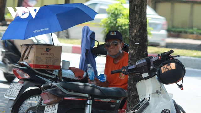 Người dân chật vật mưu sinh dưới nắng nóng hơn 40 độ C tại Hà Nội - Ảnh 16.