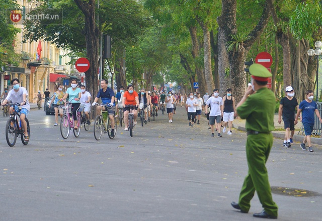  Hà Nội: Biển người đổ ra tập thể dục, biến hồ Gươm thành trường đua xe đạp bất chấp quy định cấm tụ tập để chống dịch Covid-19 - Ảnh 21.