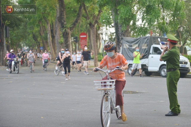  Hà Nội: Biển người đổ ra tập thể dục, biến hồ Gươm thành trường đua xe đạp bất chấp quy định cấm tụ tập để chống dịch Covid-19 - Ảnh 26.