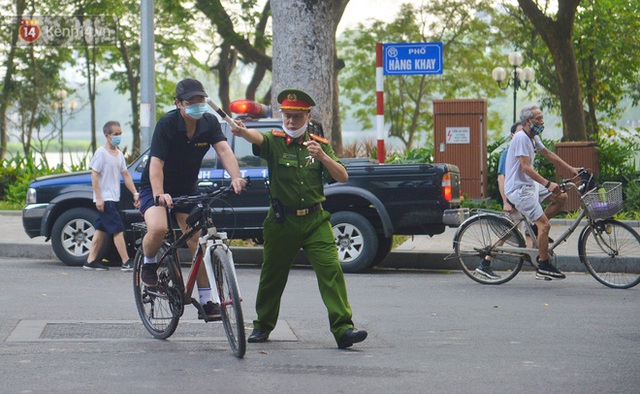  Hà Nội: Biển người đổ ra tập thể dục, biến hồ Gươm thành trường đua xe đạp bất chấp quy định cấm tụ tập để chống dịch Covid-19 - Ảnh 27.