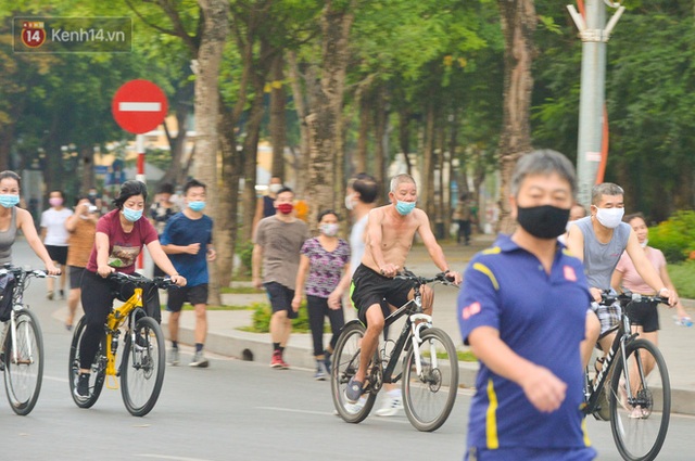  Hà Nội: Biển người đổ ra tập thể dục, biến hồ Gươm thành trường đua xe đạp bất chấp quy định cấm tụ tập để chống dịch Covid-19 - Ảnh 5.