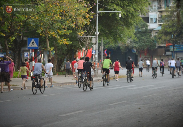  Hà Nội: Biển người đổ ra tập thể dục, biến hồ Gươm thành trường đua xe đạp bất chấp quy định cấm tụ tập để chống dịch Covid-19 - Ảnh 9.