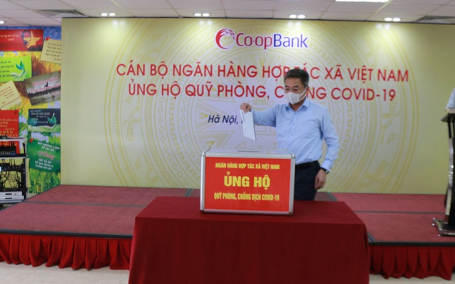 Ông Nguyễn Quốc Cường – Chủ tịch HĐQT Ngân hàng Hợp tác xã Việt Nam ủng hộ Quỹ phòng, chống Covid-19