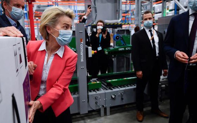 Bà Ursula von der Leyen, Chủ tịch Uỷ ban châu Âu (EC), thăm một nhà máy sản xuất vaccine Pfizer hồi tháng 4 - Ảnh: WSJ.