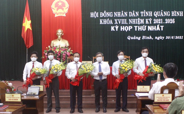 Bí thư Tỉnh ủy tặng hoa chúc mừng Ban Thường trực HĐND khóa XVIII, nhiệm kỳ 2021 - 2026 ( Ảnh: quangbinh.gov.vn)