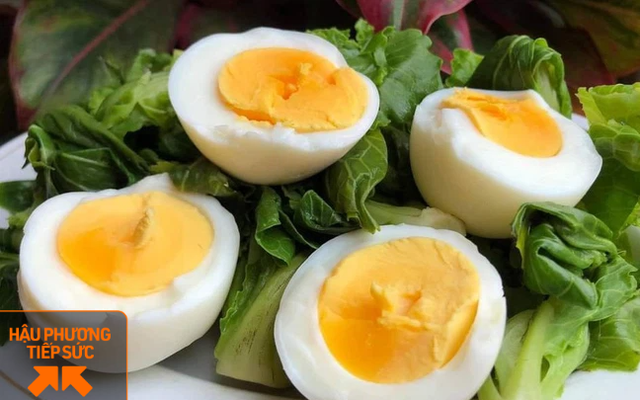 Anh nông dân tặng 12.000 quả trứng của gà nuôi bằng thảo dược, nghe nhạc Mozart cho y bác sĩ Bắc Giang