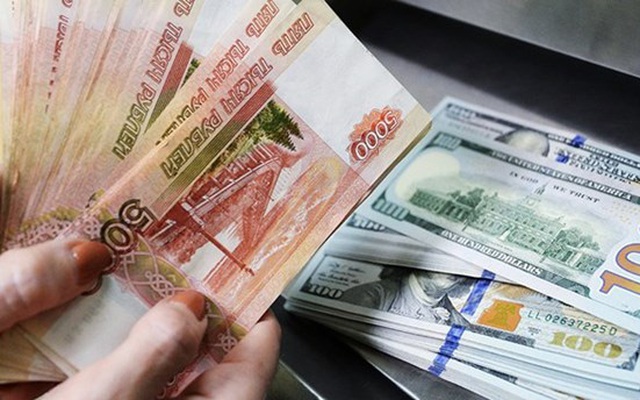 Tỷ giá đồng ruble và đồng USD 73,15 ruble/USD tính đến 13h22 ngày 3/6. Ảnh: Sputnik