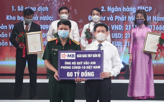 Ông Trần Minh Đạt – P.TGĐ MB trao tặng số tiền 60 tỷ cho Quỹ Vaccine phòng  COVID-19