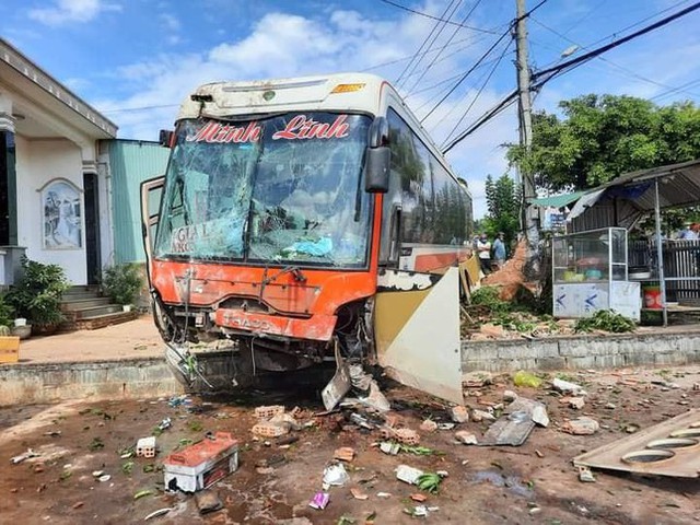 Xe tải đâm liên hoàn ở Đắk Lắk, ít nhất 6 người thương vong - Ảnh 1. Xe tải đâm liên hoàn ở Đắk Lắk, ít nhất 6 người thương vong - Ảnh 1.