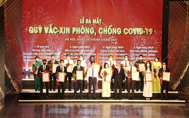 HDMon Holdings trao tặng 50 tỷ đồng tại sự kiện ra mắt Quỹ vắc-xin phòng, chống COVID-19 HDMon Holdings trao tặng 50 tỷ đồng tại sự kiện ra mắt Quỹ vắc-xin phòng, chống COVID-19