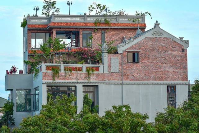 Nguyên một căn nhà cổ trăm tuổi trên tầng mái tạo nên ngôi nhà tân cổ giao duyên độc nhất vô nhị ở Việt Nam - Ảnh 2.