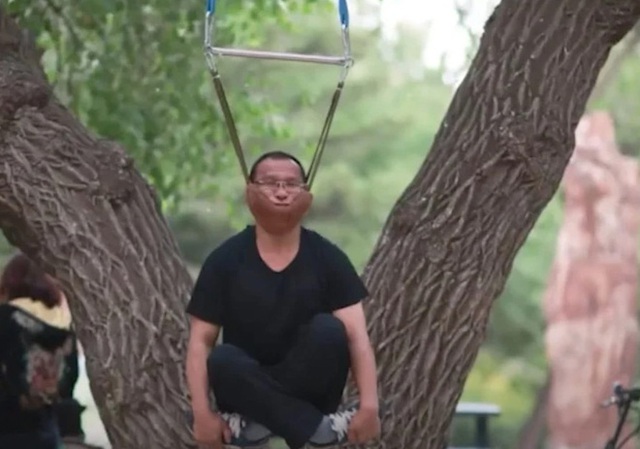 Người dân Trung Quốc tấp nập đi tập thể dục kiểu mới: đung đưa cơ thể bằng cằm - Ảnh 2.