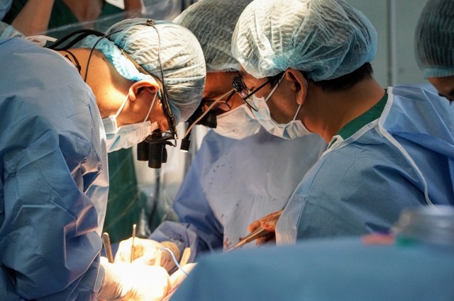 Lần đầu tiên ở Việt Nam: Màng ngoài tim bò được sử dụng trong phẫu thuật động mạch chủ  - Ảnh 1.
