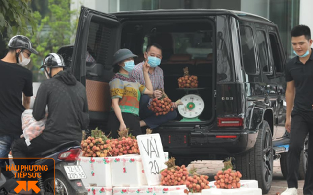Hình ảnh người đàn ông lái xe Mercedes G63 trị giá 10 tỷ đi bán vải trên phố Hà Nội gây bão MXH