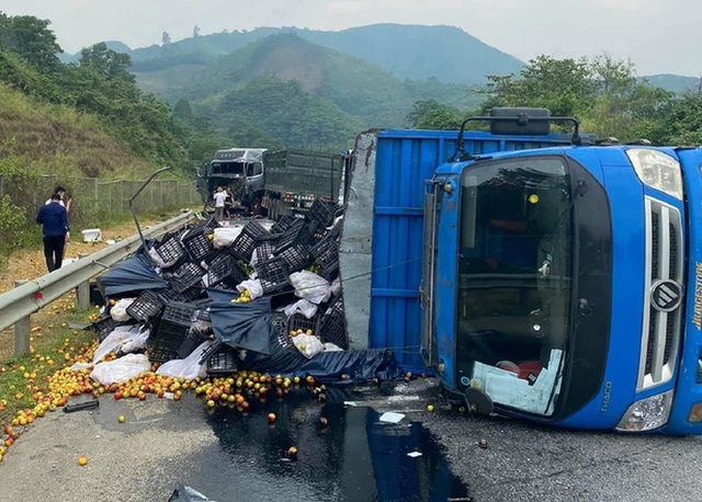  Tai nạn liên hoàn trên cao tốc Nội Bài - Lào Cai, giao thông tê liệt nhiều giờ  - Ảnh 1.