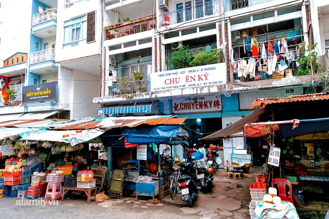 Ngày nay Chuyên Ký nằm phía sau khu Chợ Cũ nên nhiều người đi ngang nếu không để ý sẽ không biết được nơi đây tồn tại một tiệm cơm lịch sử của Sài Gòn.