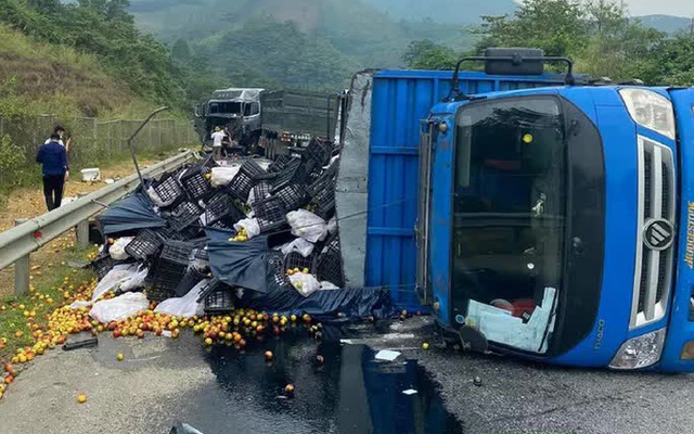 Tai nạn liên hoàn trên cao tốc Nội Bài - Lào Cai, giao thông tê liệt nhiều giờ