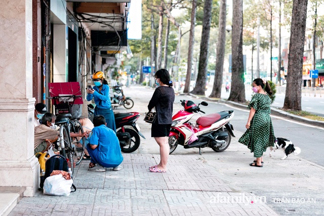  Cụ ông câm điếc cưu mang chú chó nhỏ, thà rong ruổi bán từng tờ vé số chứ không nhận 70 triệu khi người Sài Gòn dang tay giúp đỡ  - Ảnh 11.