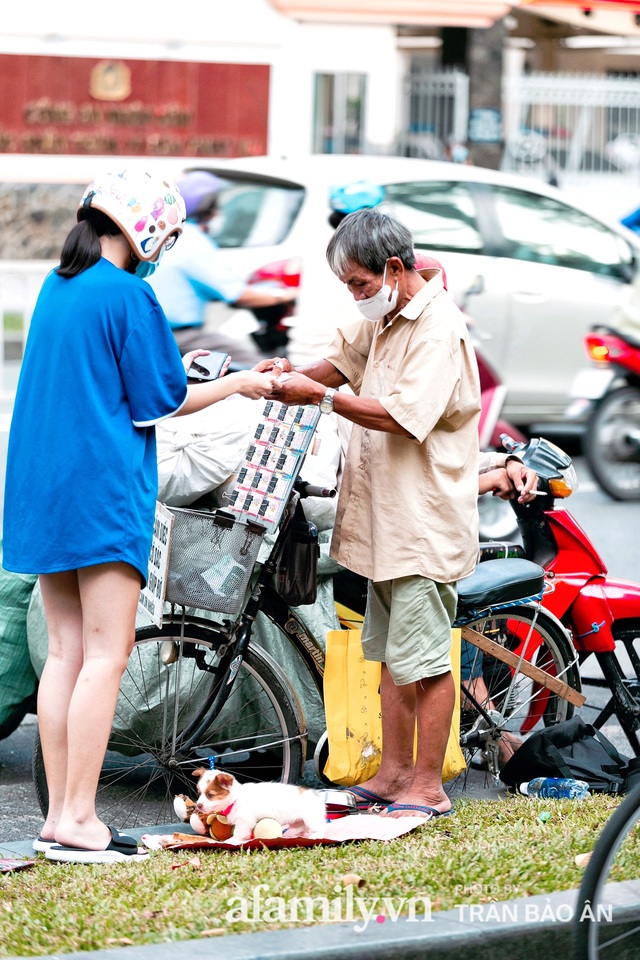  Cụ ông câm điếc cưu mang chú chó nhỏ, thà rong ruổi bán từng tờ vé số chứ không nhận 70 triệu khi người Sài Gòn dang tay giúp đỡ  - Ảnh 13.