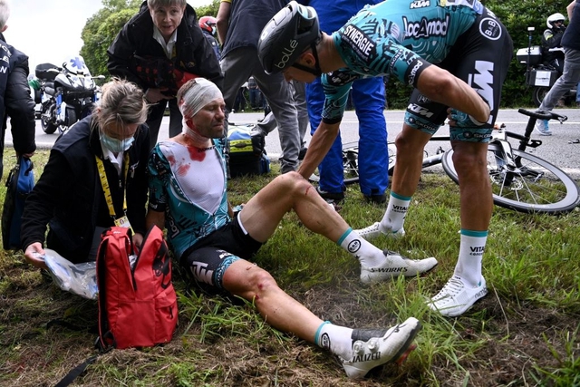 Fan nữ gây tai nạn tồi tệ nhất lịch sử Tour de France bị bắt sau 4 ngày lẩn trốn: Thông tin về cô nàng gây bất ngờ so với nghi vấn trước đó - Ảnh 3.