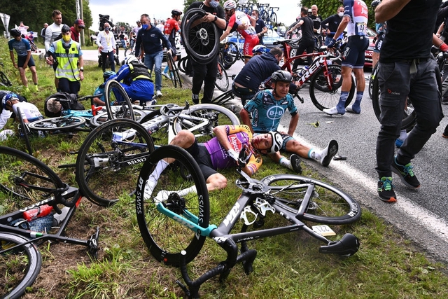 Fan nữ gây tai nạn tồi tệ nhất lịch sử Tour de France bị bắt sau 4 ngày lẩn trốn: Thông tin về cô nàng gây bất ngờ so với nghi vấn trước đó - Ảnh 4.