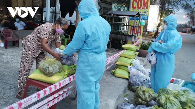 Hình ảnh xúc động giữa tâm dịch Covid-19 ở Bình Dương - Ảnh 6.