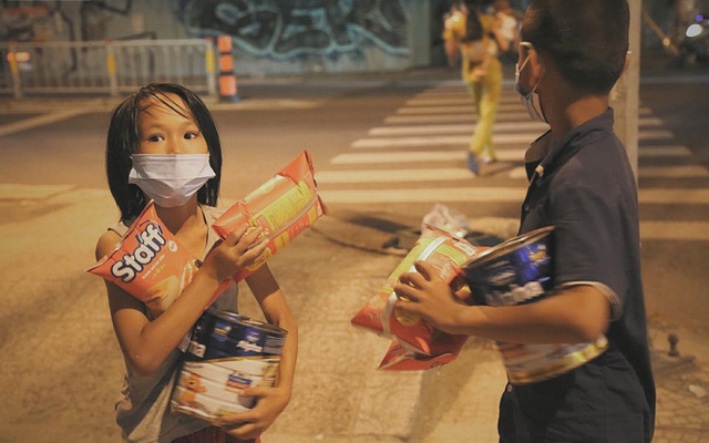 Người vô gia cư lay lắt trong đêm đầu Sài Gòn giãn cách: "Con không có nhà, tối con ra Cầu Mống mà ngủ"