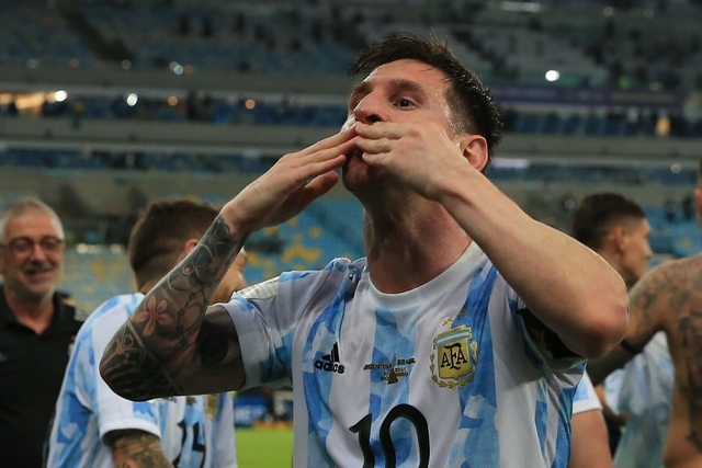 Ảnh: Messi được cả đội tung lên trời sau khi giành chức vô địch đầu tiên với ĐT Argentina - Ảnh 1.