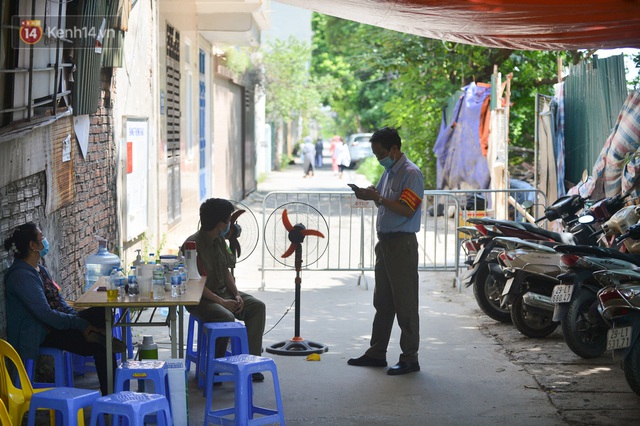  Hà Nội: Phong toả con ngõ tại phường Mỹ Đình, nhân viên y tế gọi cửa từng nhà để khai báo y tế - Ảnh 1.