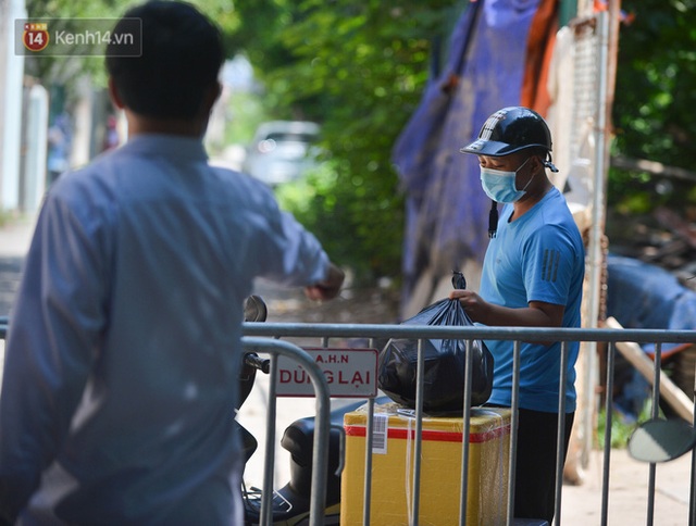  Hà Nội: Phong toả con ngõ tại phường Mỹ Đình, nhân viên y tế gọi cửa từng nhà để khai báo y tế - Ảnh 12.