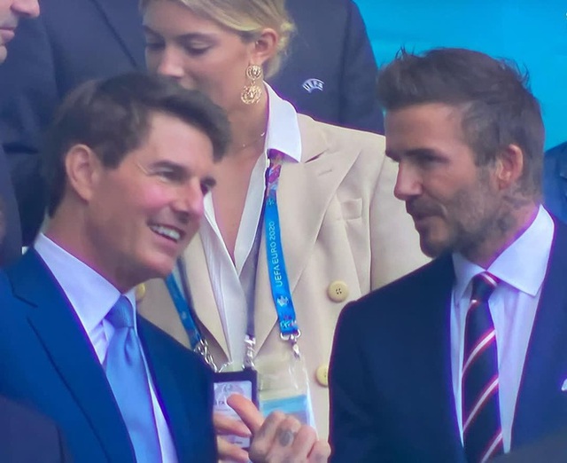  2 ông chú cực phẩm nhất Chung kết Euro 2020: Tom Cruise 59 và Beckham 46 nhưng 1 cái đập tay thôi cũng khiến thế giới chao đảo  - Ảnh 4.