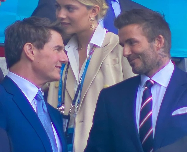 2 ông chú cực phẩm nhất Chung kết Euro 2020: Tom Cruise 59 và Beckham 46 nhưng 1 cái đập tay thôi cũng khiến thế giới chao đảo  - Ảnh 5.
