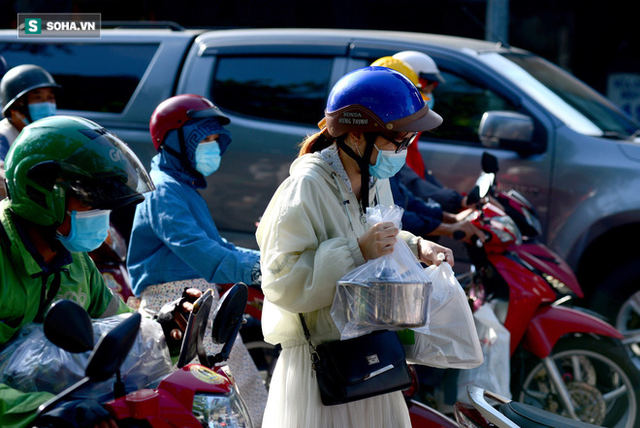  TP.HCM: Ùn tắc nhiều giờ, dân bỏ xe đi bộ qua chốt kiểm soát quận Gò Vấp - Ảnh 7.