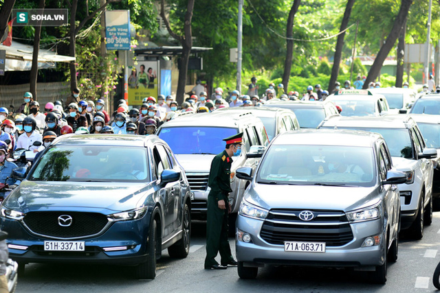  TP.HCM: Ùn tắc nhiều giờ, dân bỏ xe đi bộ qua chốt kiểm soát quận Gò Vấp - Ảnh 9.