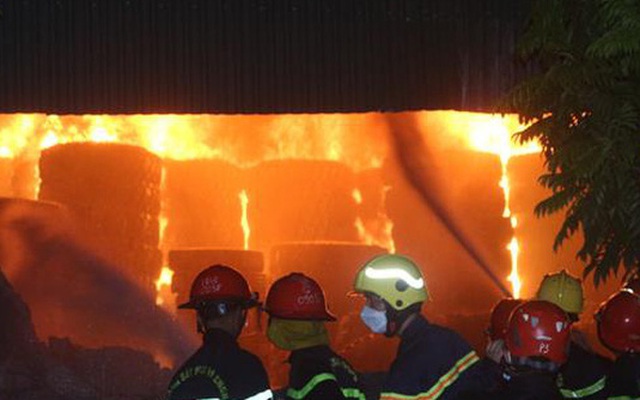 Quảng Ninh: Cháy xưởng lốp trên 4.000m2 gây thiệt hại nặng nề