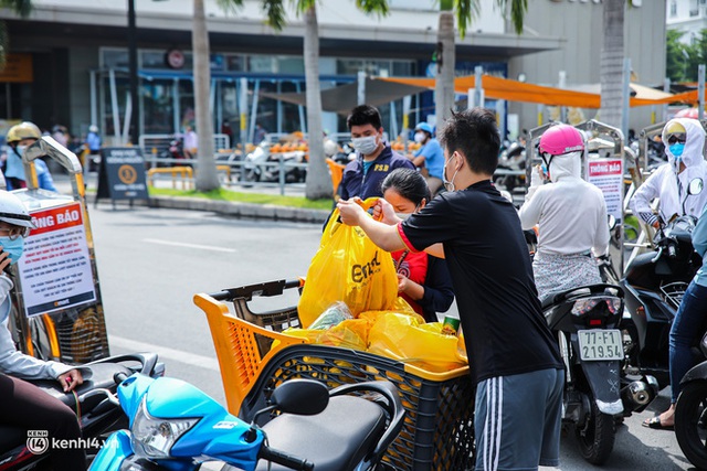 Người dân TP.HCM xếp hàng dài, kiên nhẫn chờ đợi hàng tiếng đồng hồ để vào siêu thị ngày giãn cách - Ảnh 11.